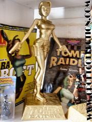 exemple d'une statuette Lara Croft Gold fausse, le socle est entièrement doré