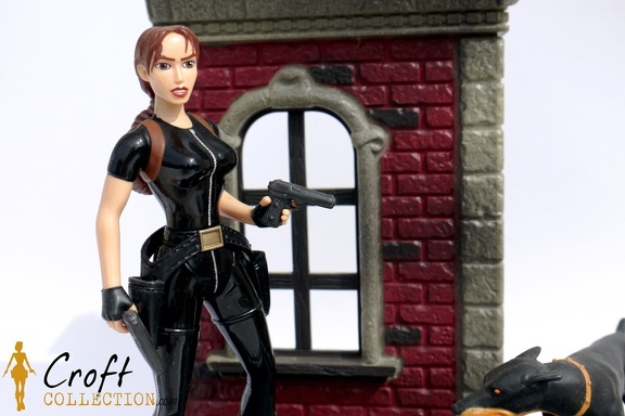 playmates-tombraider-doberman-dog-laracroft (4)
