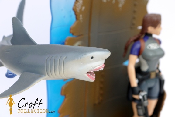playmates-tombraider-sola-wetsuit-shark-laracroft (4)
