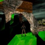 Lara sur un petit ilot en suspension dans l'air toute proche d'un ennemi volant