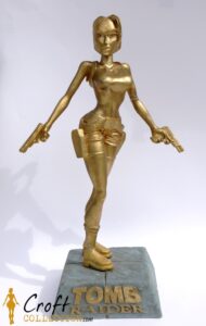 visuel de face de la statuette lara croft or